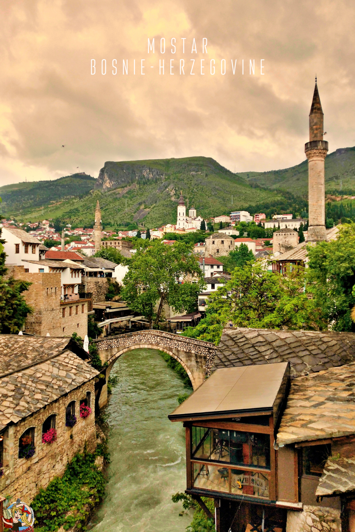 Vue sur la vieille ville de Mostar en Bosnie Herzégovine. L'image montre une mosquée, un pont pavé. Voyager et vivre dans les Balkans occidentaux