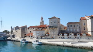 Vue du port de Trogir et son ancienne porte médiévale. Les 5 plus belles villes de Dalmatie.