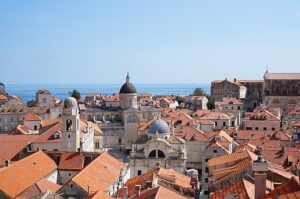 Vue depuis les remparts de la ville de Dubrovnik. Les trois dômes appartiennent au clocher de Dubrovnik (à gauche), à la cathédrale de Dubrovnik (au centre) et à l'église Saint-Blaise (à droite). Les 5 plus belles villes de Dalmatie.