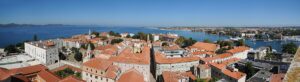 Vue depuis la tour de la cathédrale Sainte-Anastasie à Zadar à Zadar / Croatie / Mer Adriatique. Au premier plan, les toits rouges de la vieille ville, derrière l'entrée du port. En arrière-plan, les faubourgs et la presqu'île de Borik. Les 5 plus belles villes de Dalmatie.